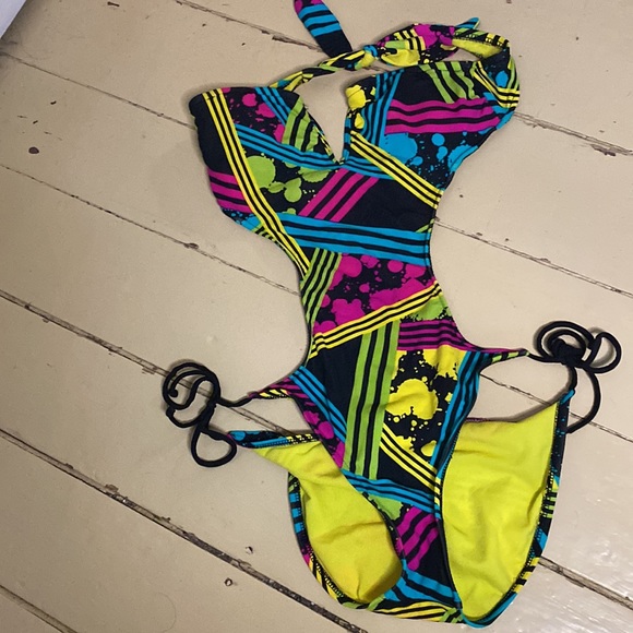 Never worn swimsuit - Picture 4 of 5